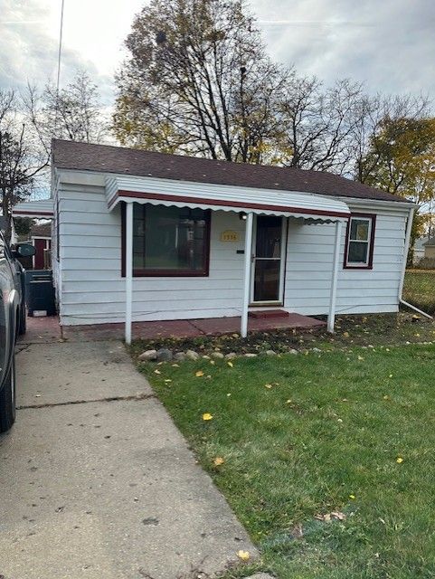 view of front of house featuring a front lawn