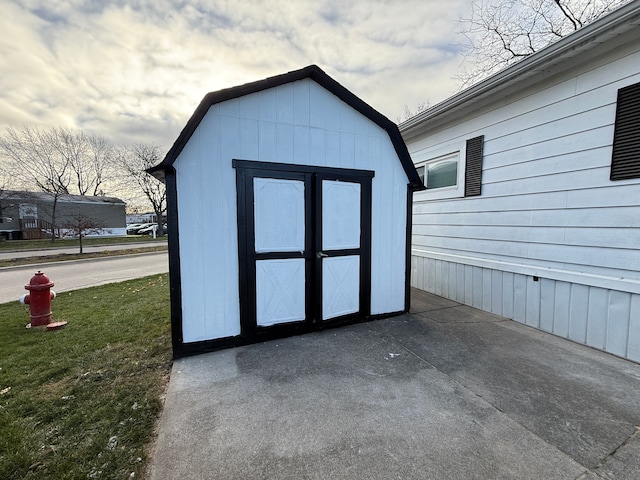 view of outbuilding featuring a lawn