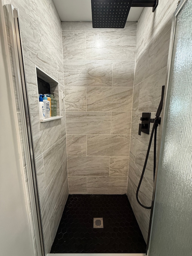 bathroom featuring a tile shower