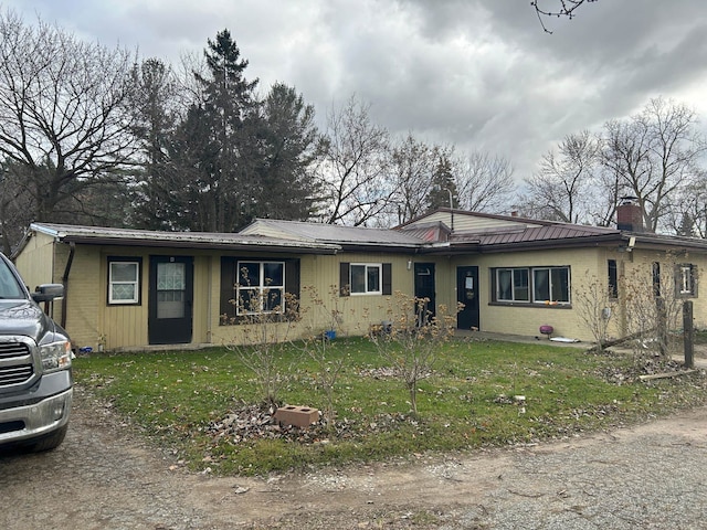 single story home with a front lawn