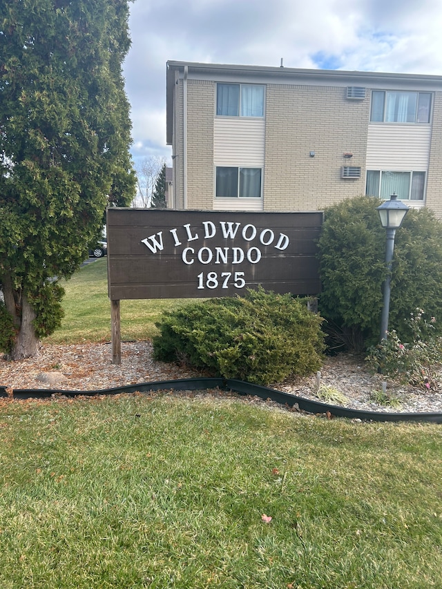 community sign with a lawn