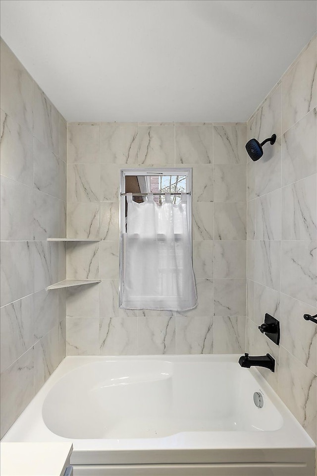 bathroom featuring tiled shower / bath combo