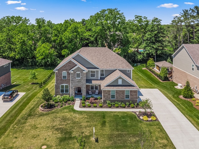 view of front of property featuring a front lawn