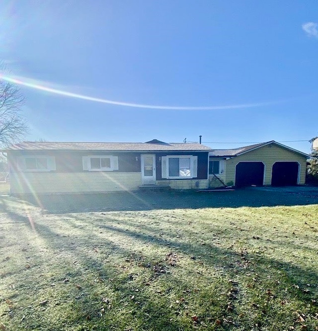 view of front of house featuring a garage and a front yard