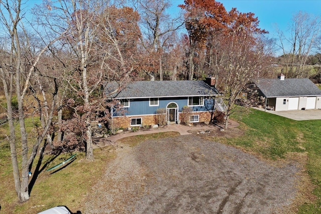 split foyer home with an outbuilding and a front yard