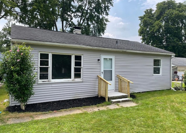 view of front of property featuring a front yard