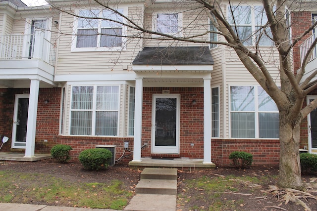 entrance to property featuring a balcony