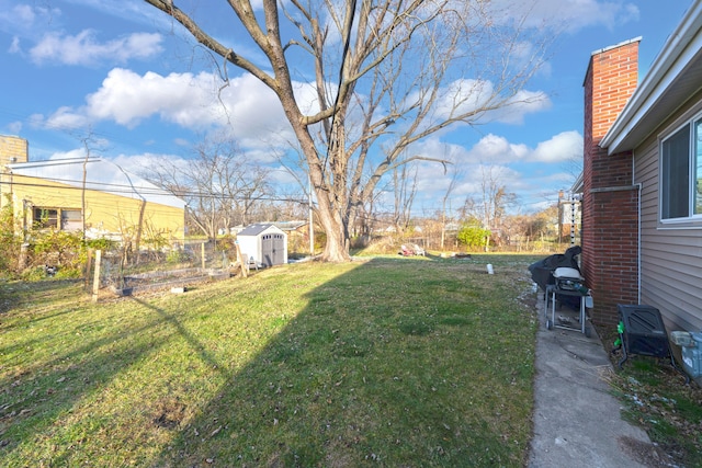 view of yard featuring a shed