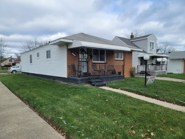 view of front of property featuring a front lawn