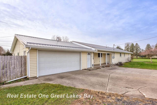 single story home featuring a front yard