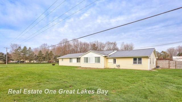 view of front of house featuring a front yard