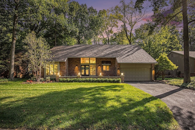 view of front of house featuring a yard and a garage