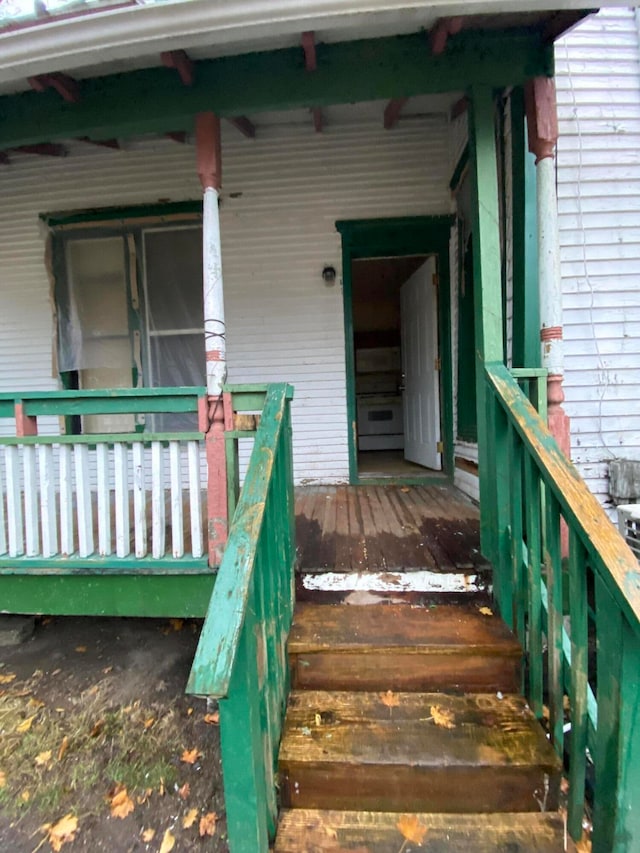 doorway to property with covered porch