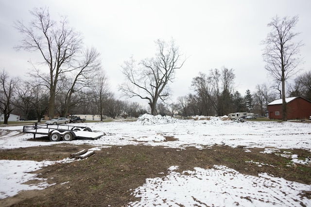 view of yard layered in snow