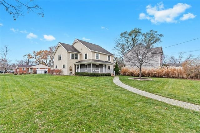 view of front of home featuring a front lawn