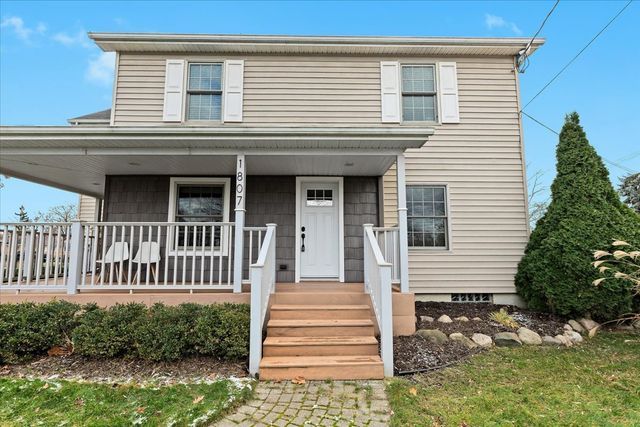 1807 Samoset Rd, Royal Oak, MI 48073 - traditional home featuring covered porch