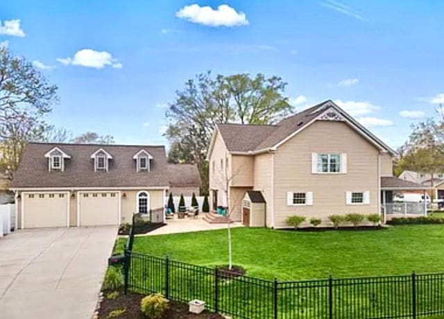 view of front of home with a front lawn