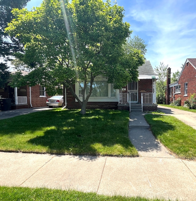 view of front facade with a front lawn