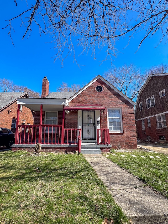 view of front of property featuring covered porch and a front yard