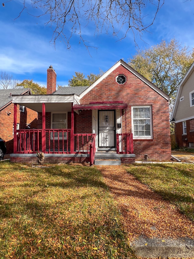 view of front of home featuring a porch and a front lawn