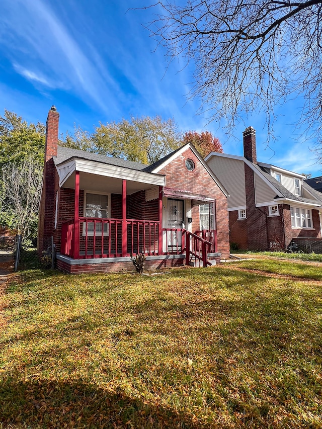 view of front of property with covered porch and a front lawn