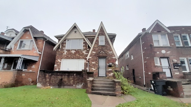 view of front of home featuring a front lawn