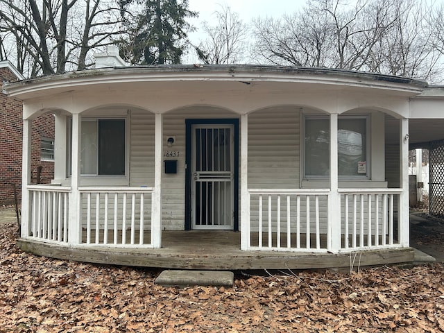 entrance to property featuring a porch