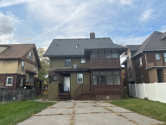 view of front of property featuring a front yard