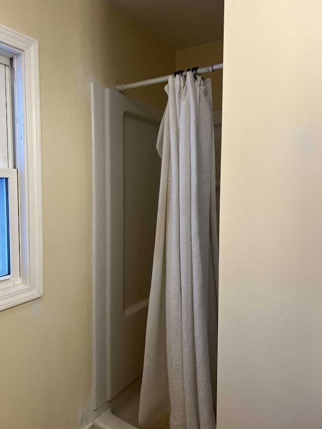 bathroom featuring a shower with shower curtain