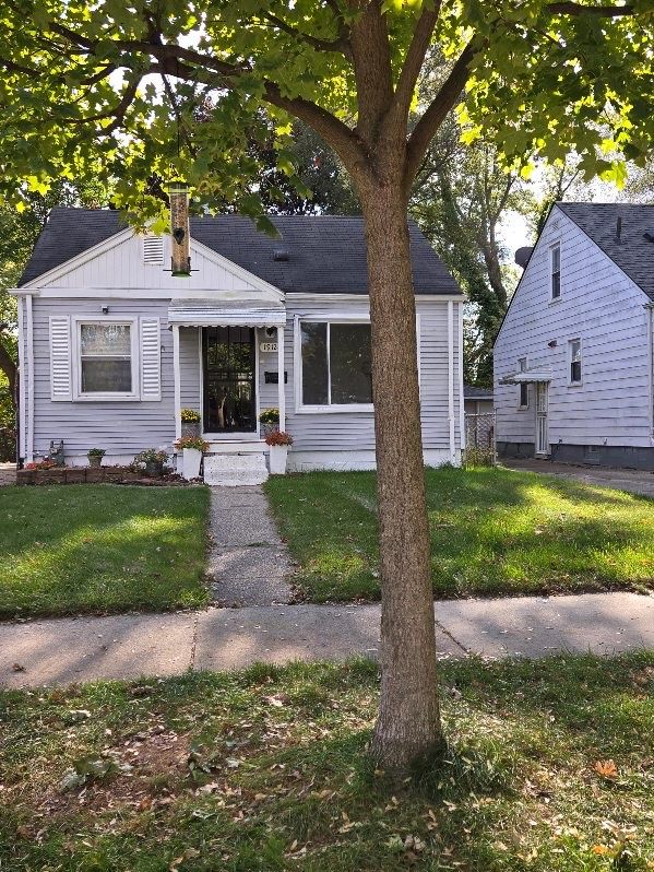 view of front of property featuring a front lawn