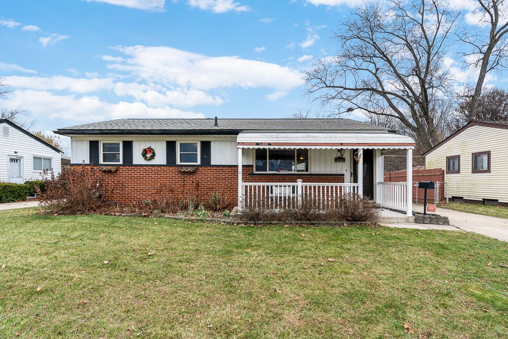 view of front of house featuring a front lawn