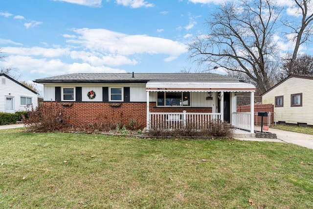 view of front of house featuring a front lawn