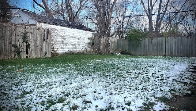 view of yard layered in snow