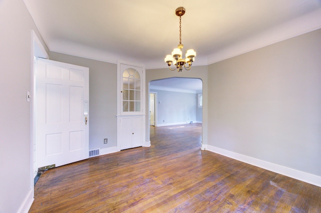 unfurnished room with an inviting chandelier and dark wood-type flooring