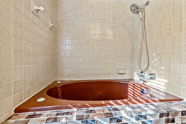 bathroom with tiled shower / bath combo