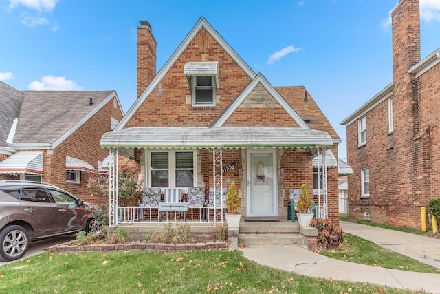 view of front of house with a porch and a front yard