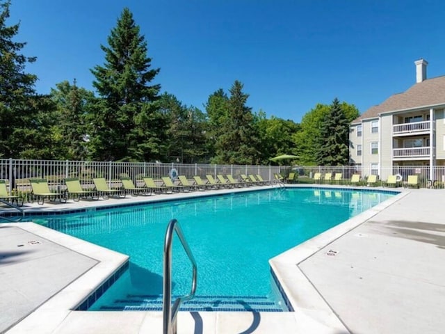 view of swimming pool