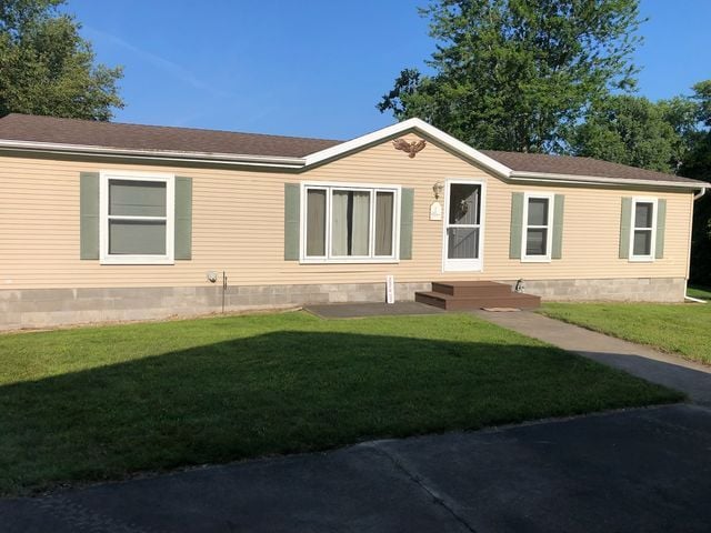 view of front of home with a front lawn