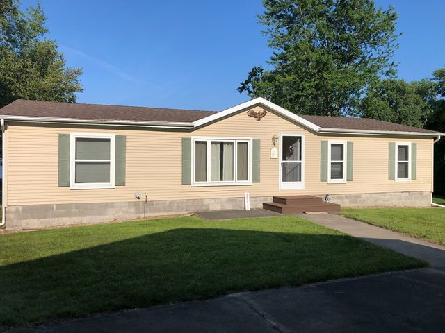 view of front of property featuring a front lawn