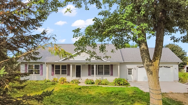 view of front of home featuring a front lawn and a garage