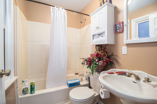 full bathroom with shower / bath combo with shower curtain, sink, and toilet