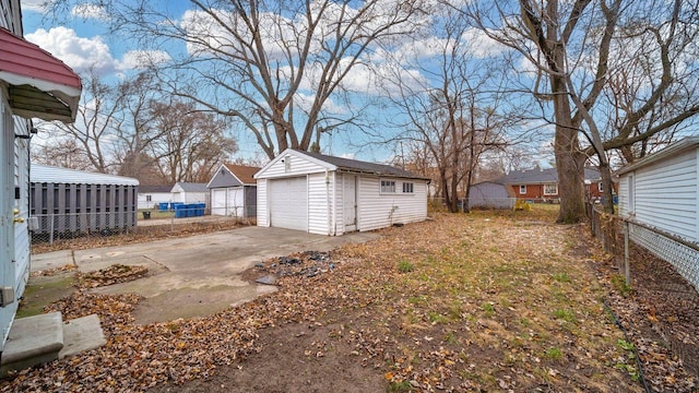 view of yard featuring an outdoor structure and a garage