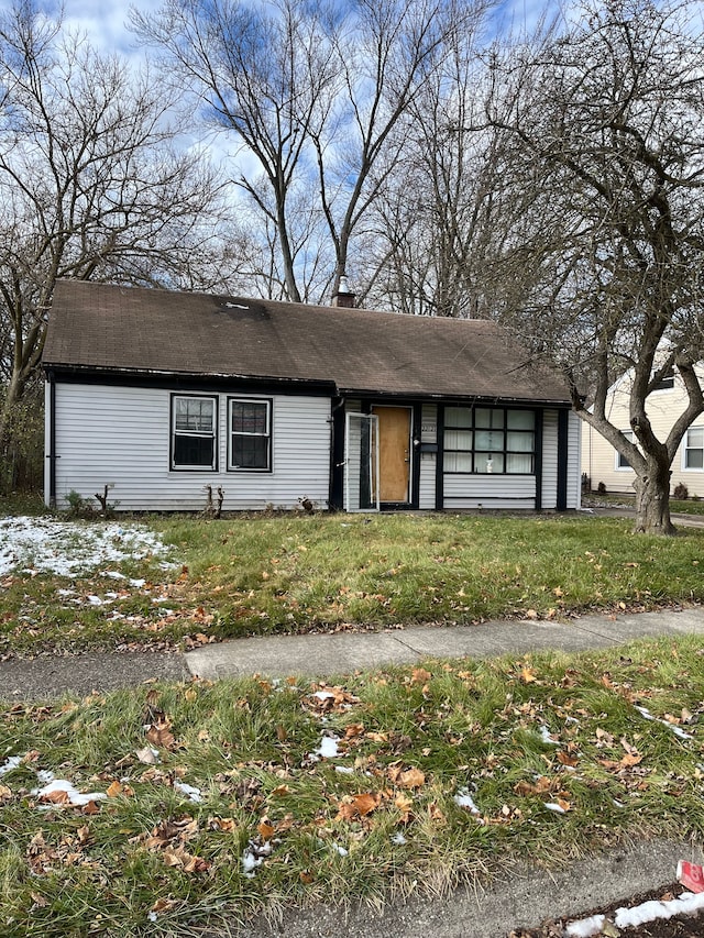 view of front of home featuring a front yard