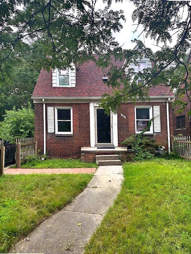 view of front facade featuring a front lawn