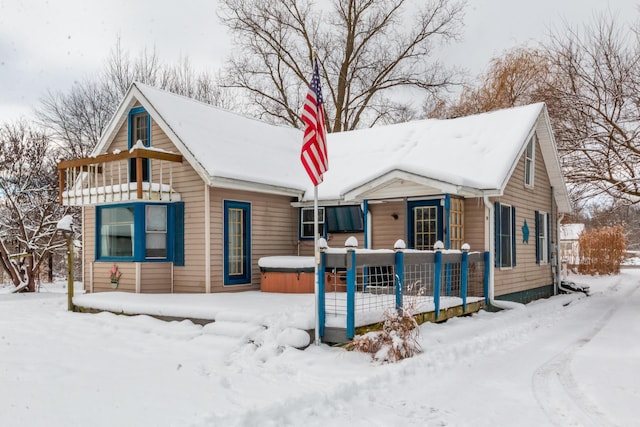 view of front of property featuring a hot tub