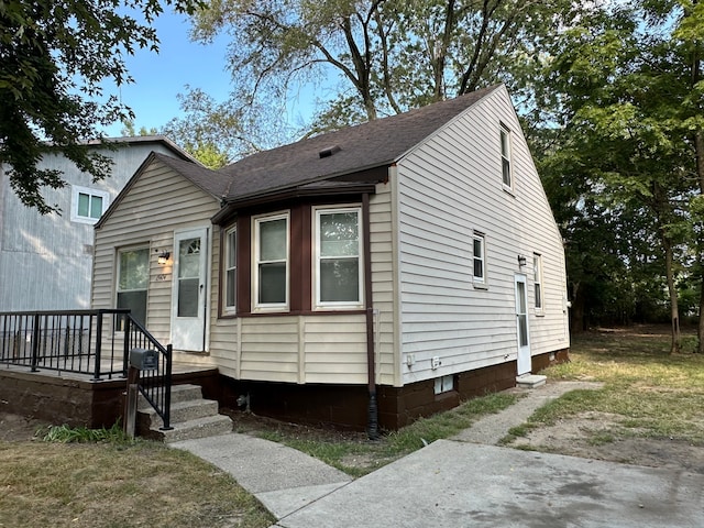 view of front of house featuring a front lawn