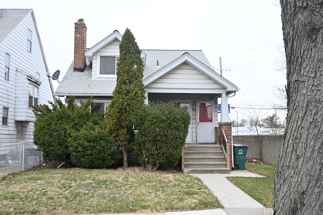 view of front of home featuring a front yard