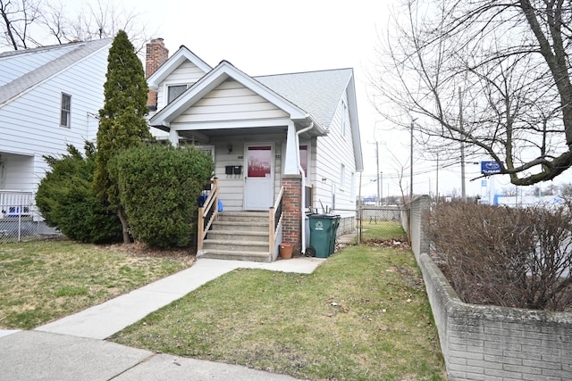 view of front of property featuring a front lawn