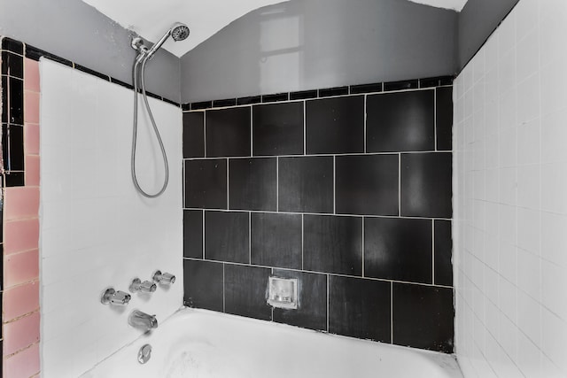 bathroom featuring tiled shower / bath combo