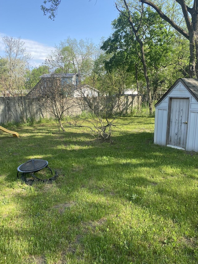 view of yard featuring a fire pit